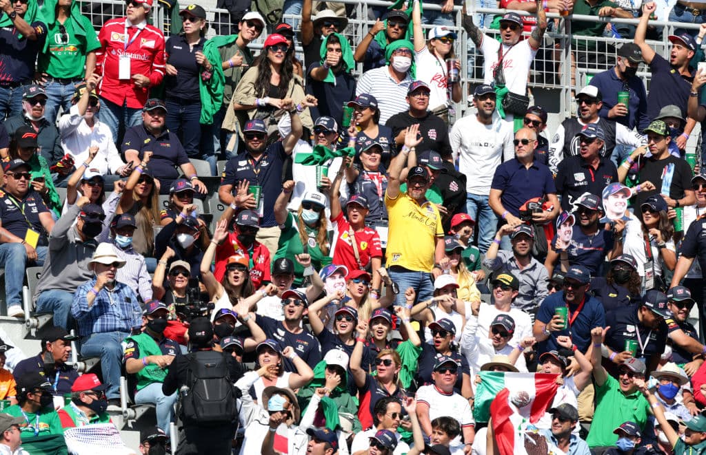 Red Bull hace el 1-3 con Max Verstappen en primer lugar y Sergio Pérez en tercero durante el Gran Premio de México en la Formula 1. Lewis Hamilton se quedó con la segunda posición durante la carrera. El mexicano logró subirse al podio en se casa.