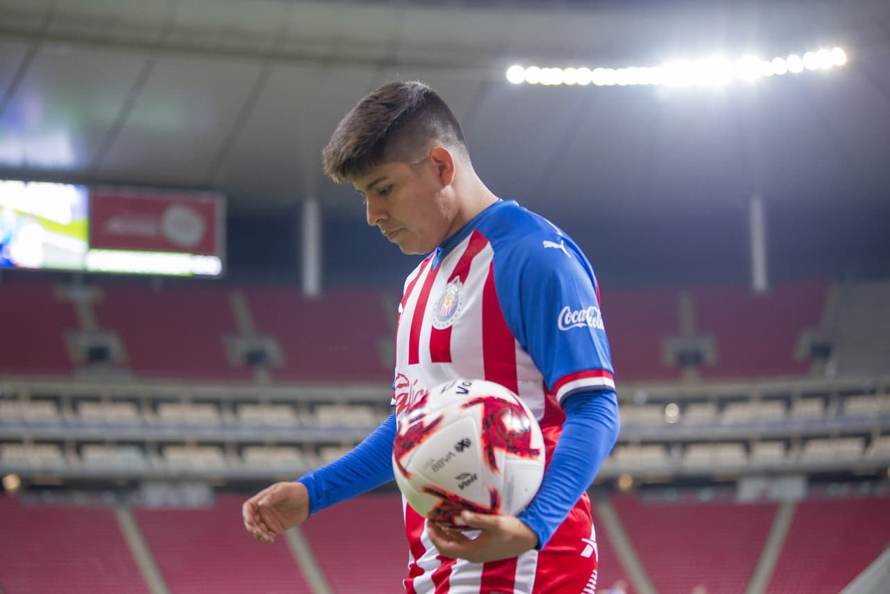 'Chofis' López acaba con rumores de golpes y presume tatuaje