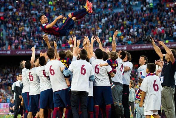 Después, el delegado del Barcelona tuvo que poner orden en el centro del campo, debido a que los jugadores querían mantear a Xavi, y el protocolo marcaba que hiciese la vuelta al campo en solitario.