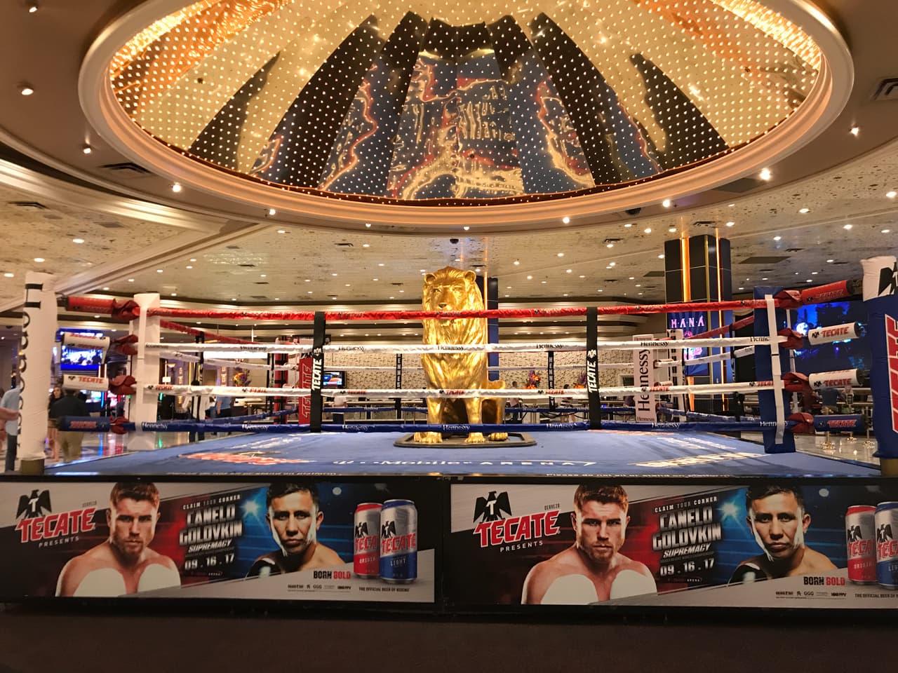 El famoso león del hotel sede también luce sus mejores galas para recibir a los visitantes que llegan de todas partes del mundo.