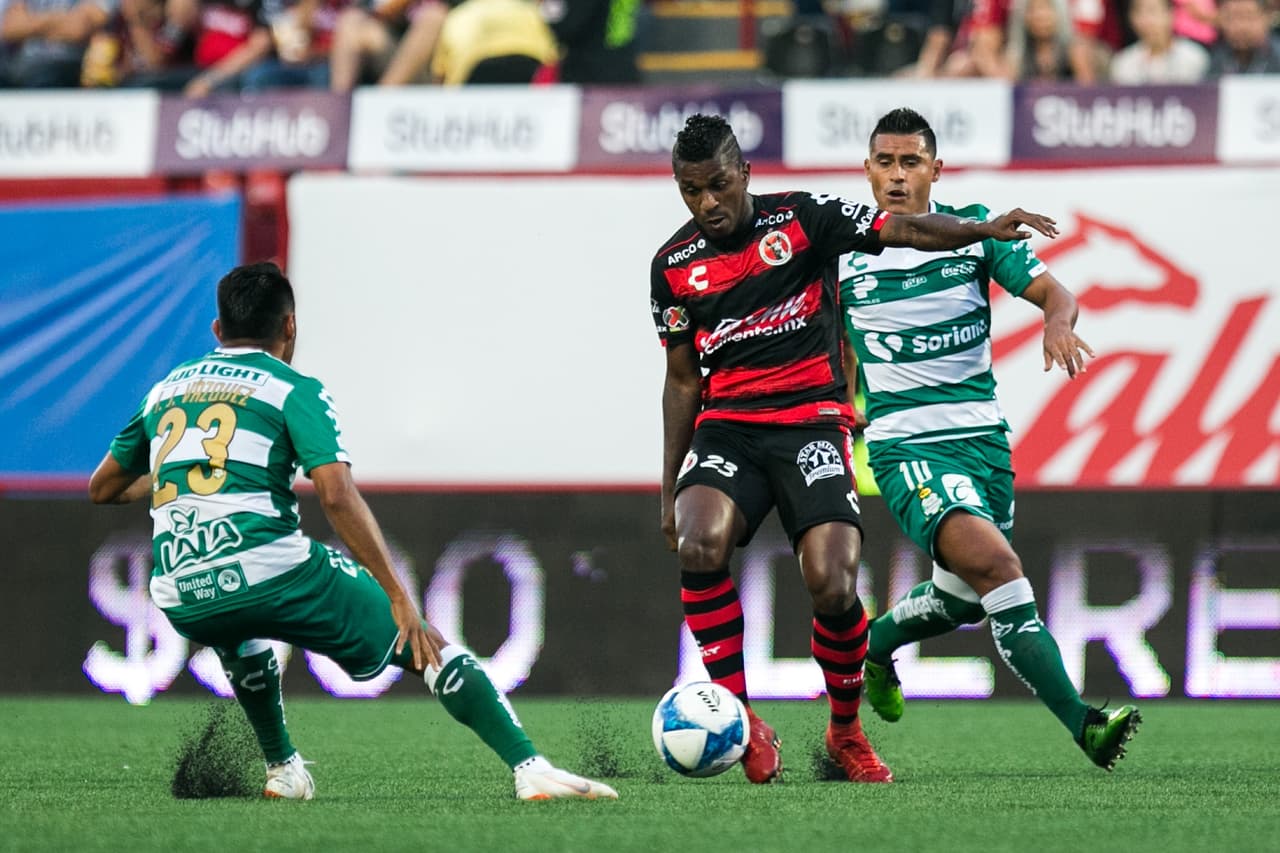 Los primeros 30 minutos de partido resultaron algo tediosos. Mientras Tijuana no lograba claridad al frente, a Santos le costaba mucho adaptarse al césped artificial de la perrera.