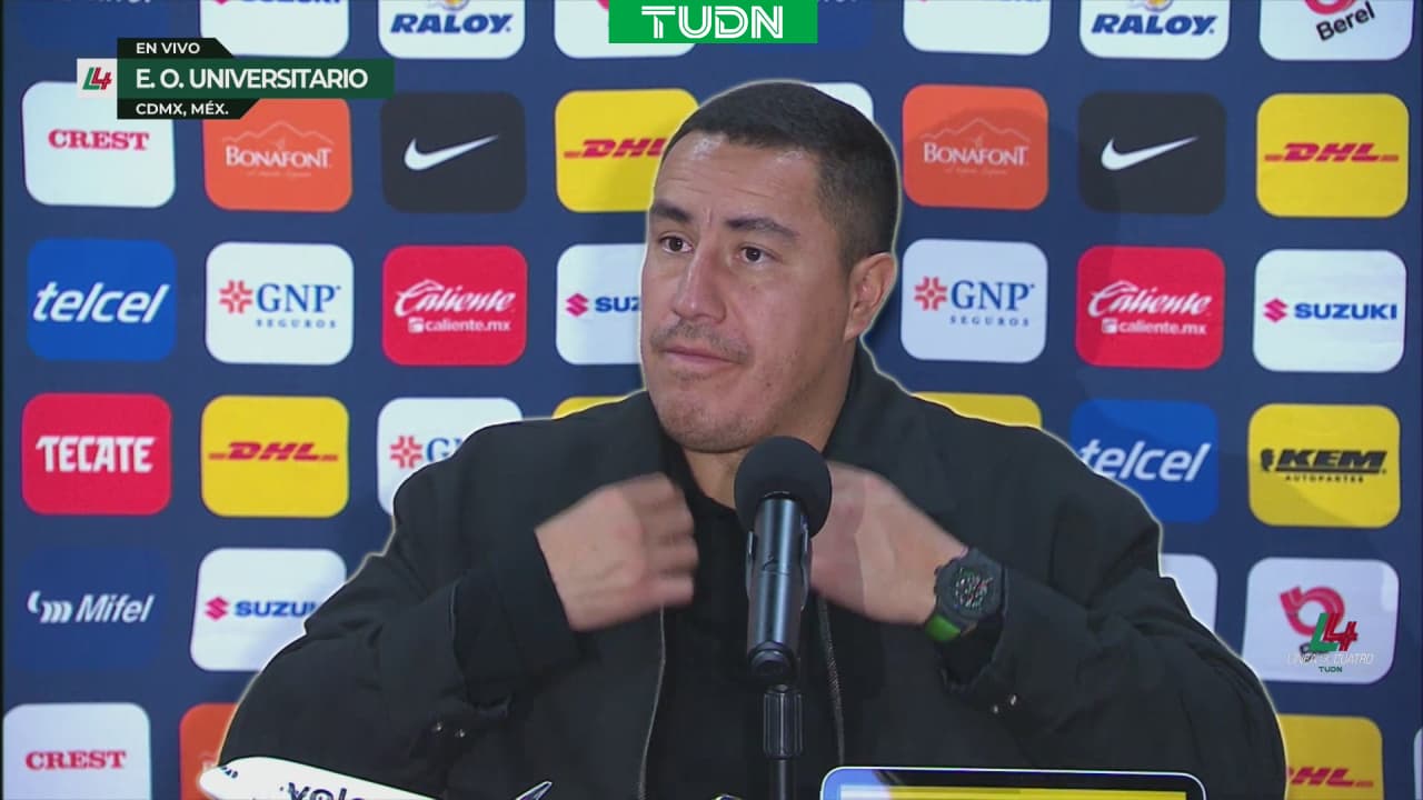 Efraín Juárez reacciona a su señal, tras la falla de Henry Martín