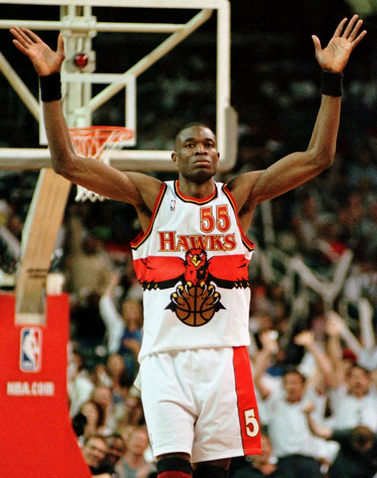#55 - Atlanta Hawks: el dorsal del histórico Dikembe Mutombo no se usa más en los Atlanta Hwaks y en los Denver Nuggets, equipos por los cuales tuvo buenos pasos.