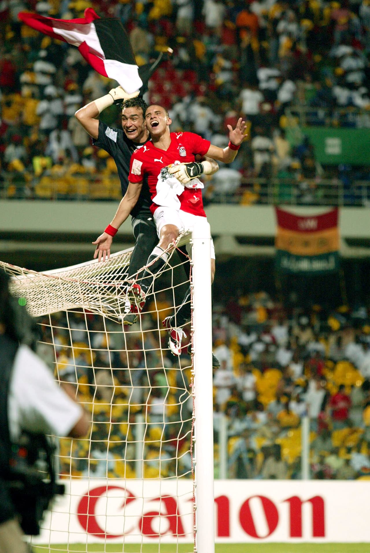 El egipcio Mohamed El Hadary
<b>debutó como profesional en 1993</b> con el club Damietta y debutó con la selección de su país en 1996.