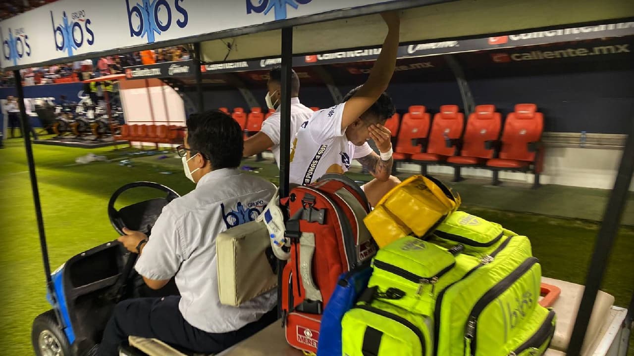 ¡Alarmas en Pumas! Leo López se va en ambulancia por duro golpe de Guemez