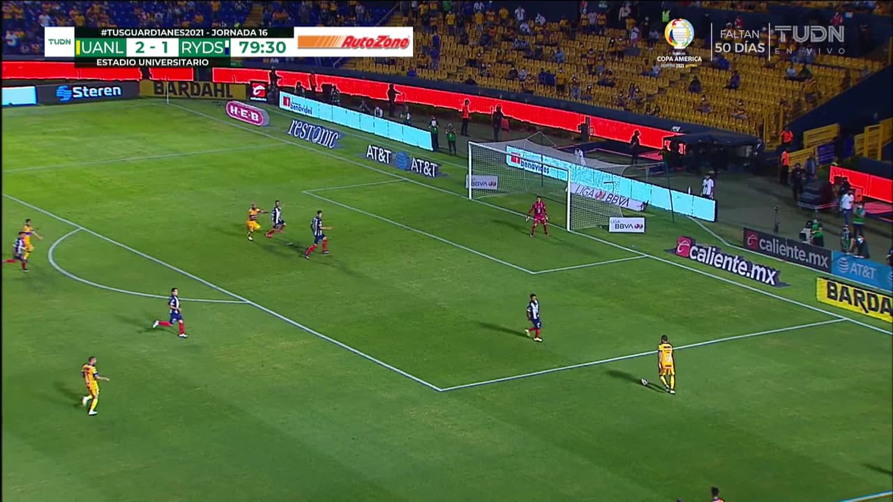 ¡TIRO ATAJADO! disparo por Nicolás López.