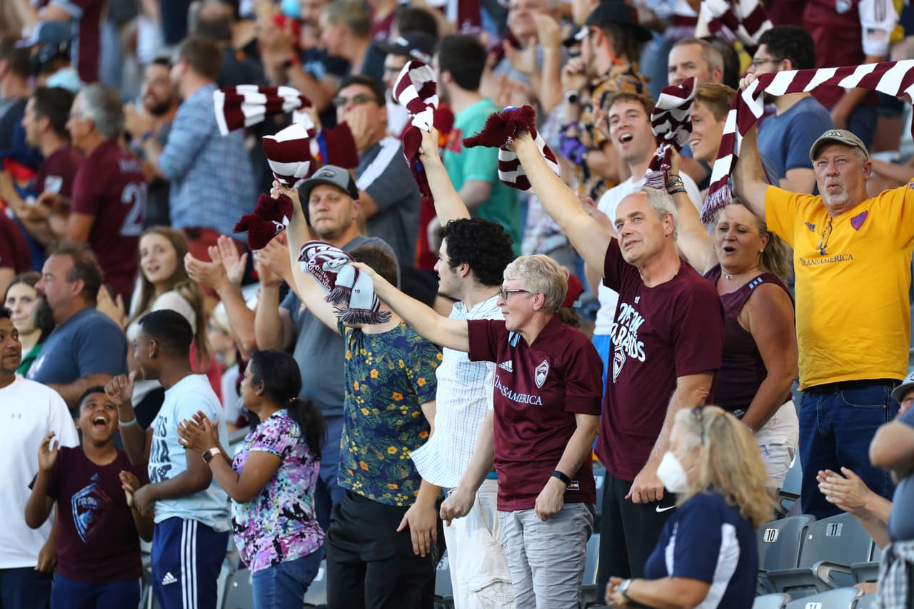 Una buena cantidad de público se acercó al Dick's Sporting Goods Park.