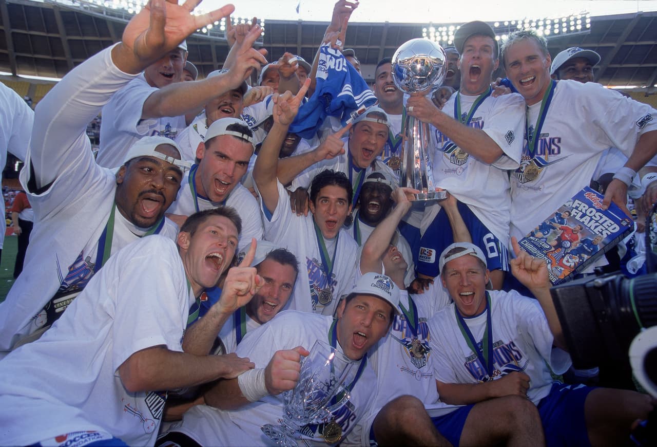 En 2000 los ganadores de la MLS Cup fueron los Kansas City Wizards. El nuevo diseño del trofeo se emparentaba más al de la NBA o la NFL.