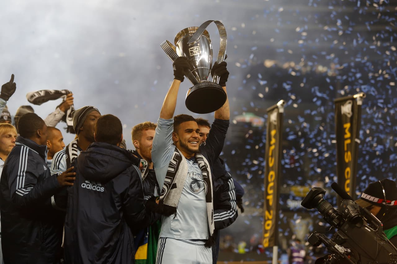 Dom Dwyer ofrece el trofeo a su público en el Sporting Park de Kansas City.