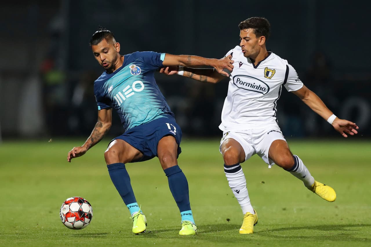 Tecatito Corona nos demuestra la magia en sus pies con una serie de fintas para quitarse la marca de Ruben Lameiras.