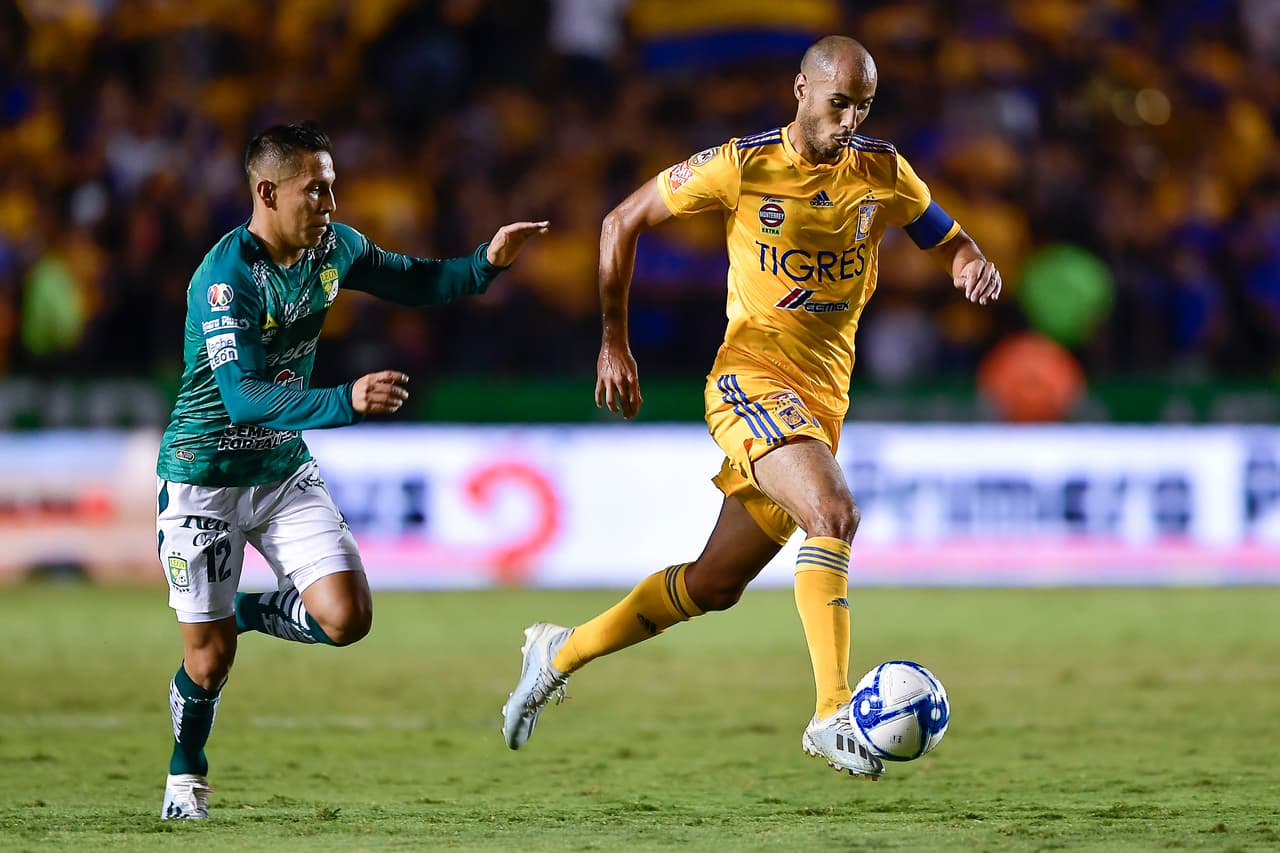 MONTERREY, MEXICO - AUGUST 31: Guido Pizarro, #19 of Tigres, fights for the ball with José Rodríguez, #12 of León, during the 8th round match between Tigres UANL and Leon as part of the Torneo Apertura 2019 Liga MX at Universitario Stadium on August 31, 2019 in Monterrey, Mexico. (Photo by Azael Rodriguez/Getty Images)