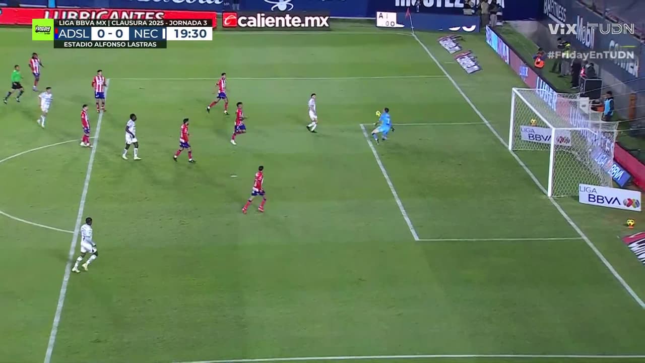 ¡Atajada brutal de Sánchez! El arquero mexicano evita el primer gol de Necaxa
