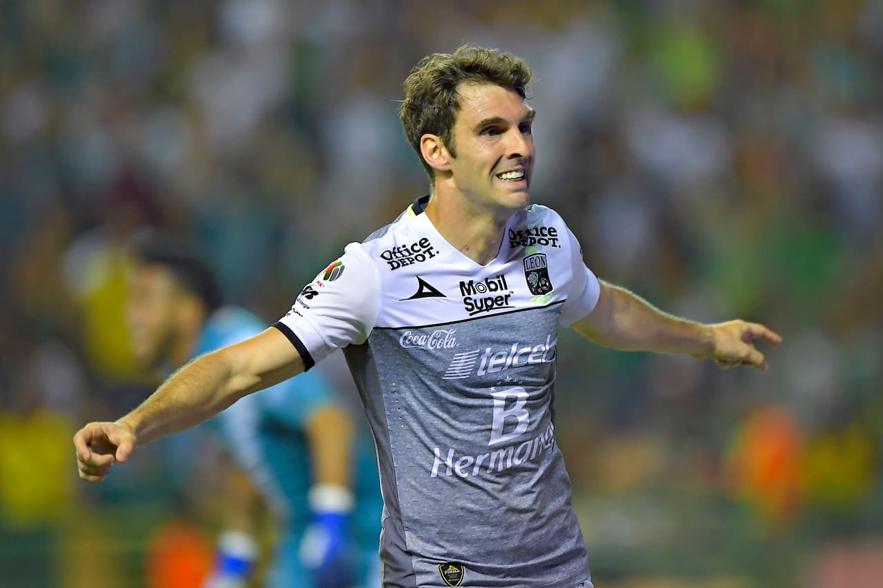 La fiesta para el León comenzó al minuto 72 cuando Mauro Boselli abrió el marcador.