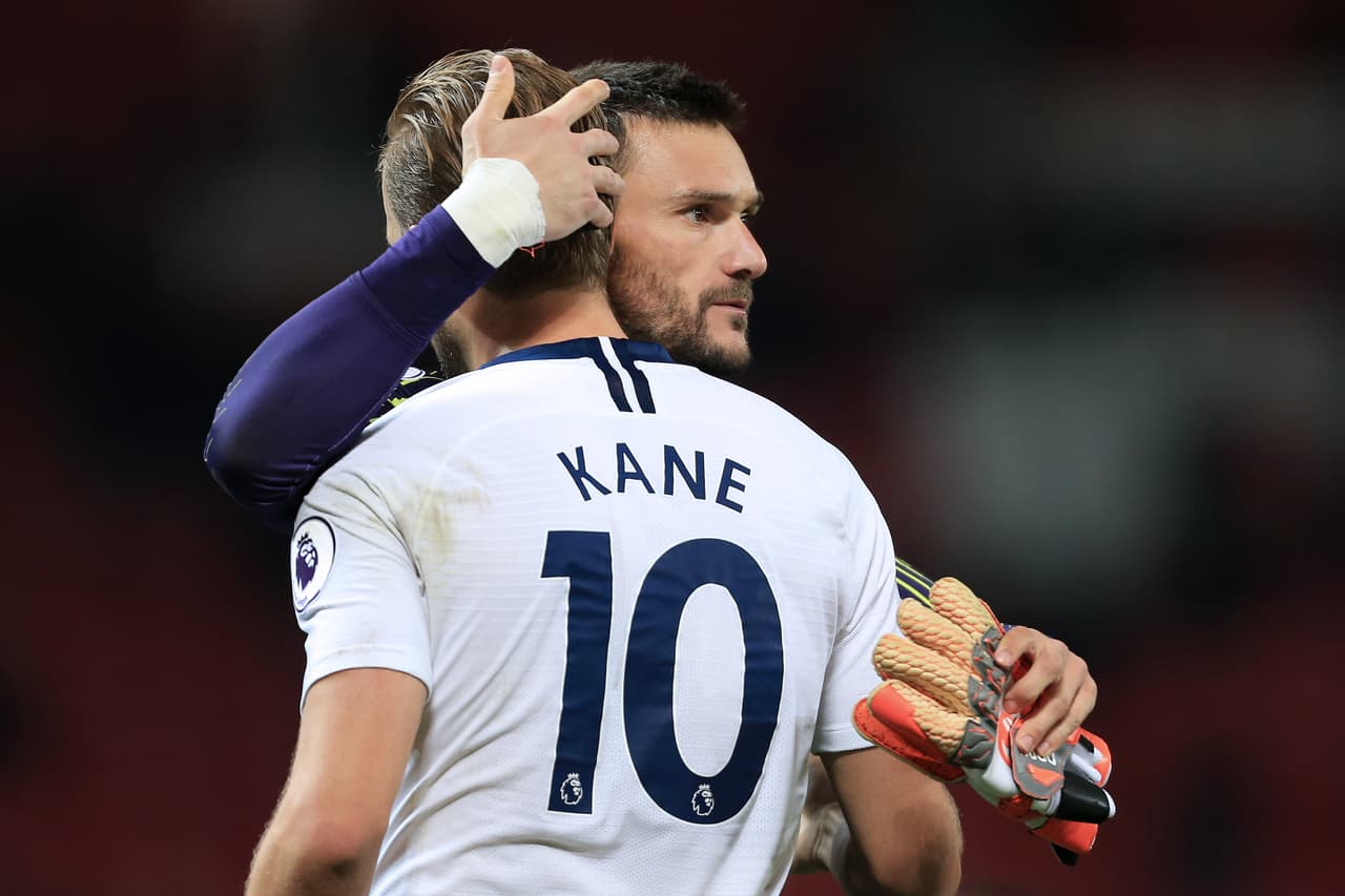 El portero del Tottenham Hugo Lloris abraza a su compañero Harry Kane de los Spurs en un partido de la Premier League.