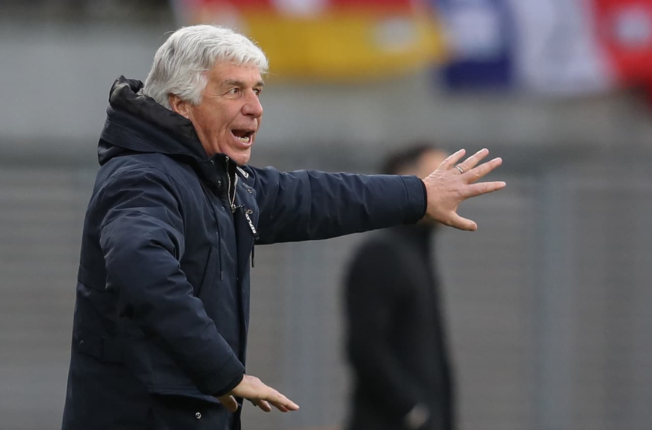 El experimentado Gian Piero Gasperini Le daba indicaciones a sus muchachos.
