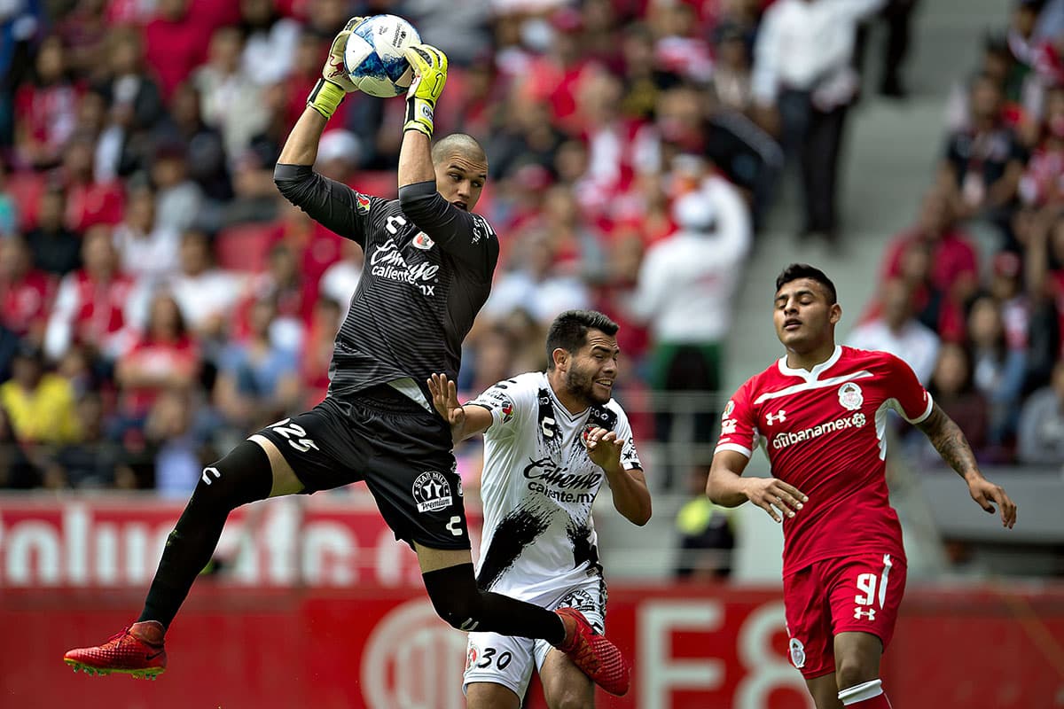 El arquero de Xolos, Gibran Lajud (derecha) evitó más goles de Toluca que se impuso por 3-0.