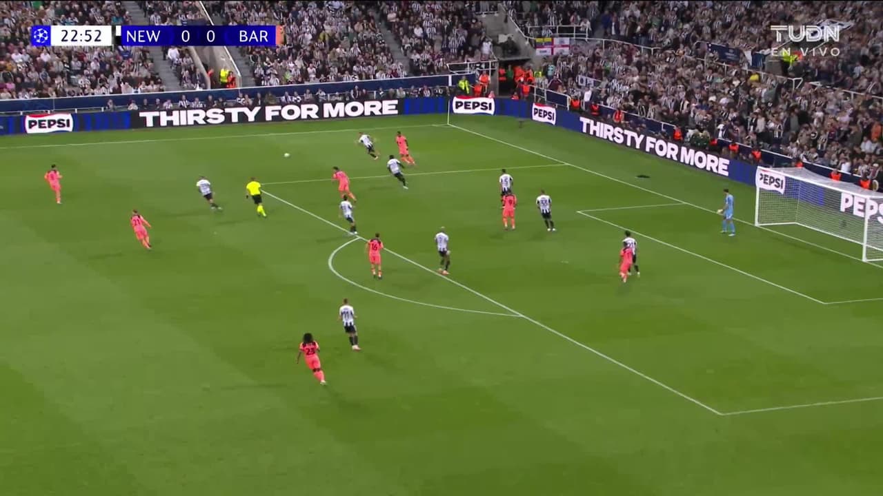 ¡TIRO ATAJADO! disparo por Harvey Barnes.