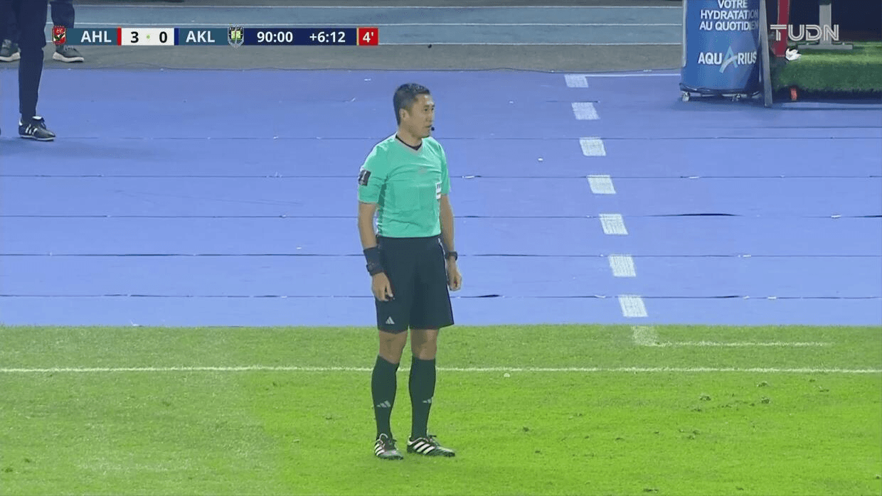 ¡Como en la NFL! Árbitro informa decisión del VAR en Mundialito