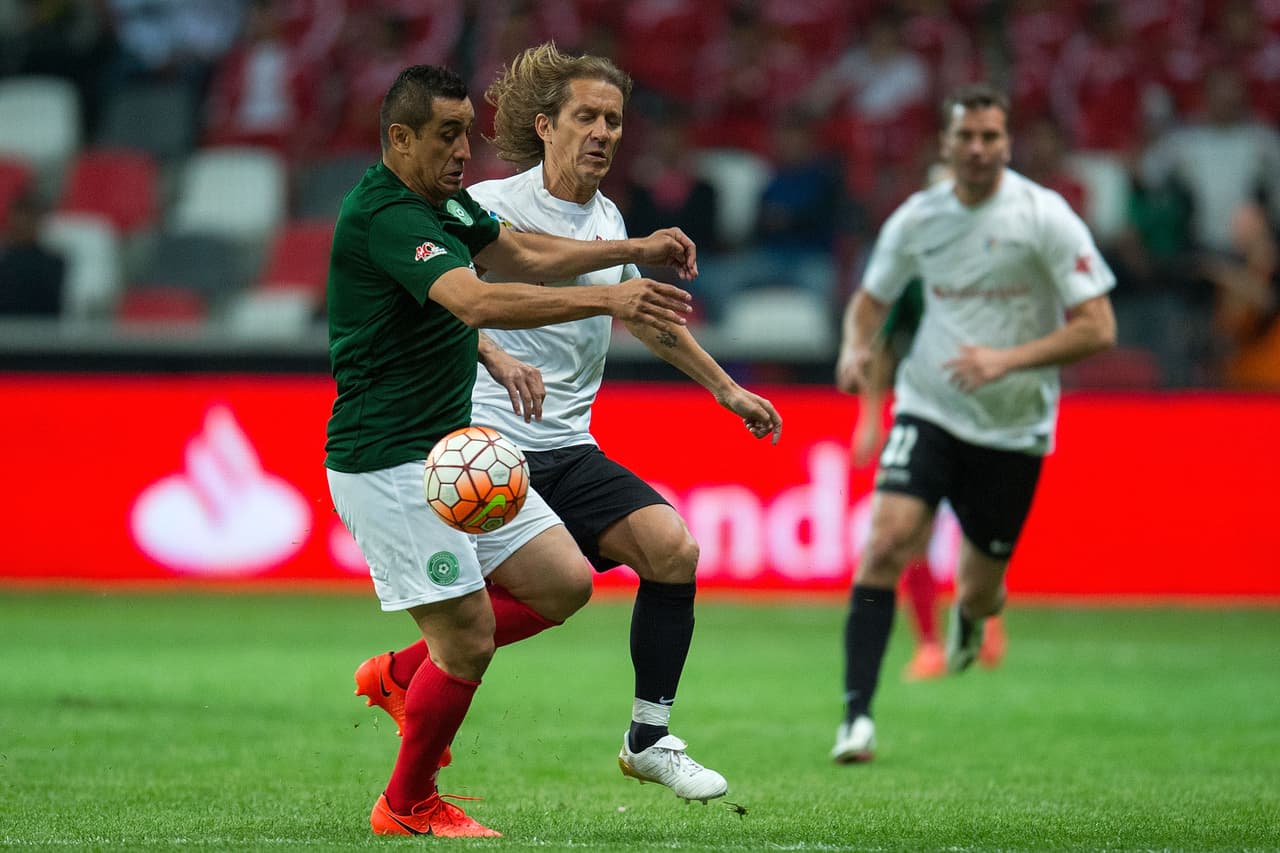 <b>19: </b>Miguel Zepeda estuvo en Atlas hasta 2001 y luego pasó por Cruz Azul, Morelia, Toluca, Santos, América, Veracruz, Atlas (de nuevo), Leones Negros de la Universidad de Guadalajara y al final Veracruz, donde terminó su carrera en 2012.