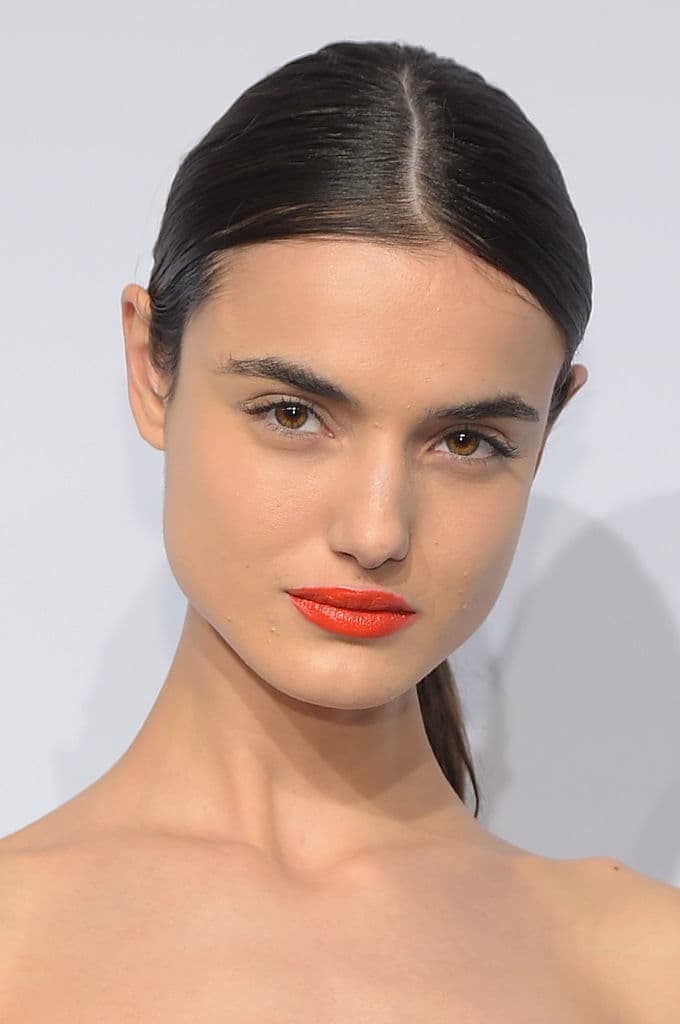 Meses más tarde, la española tuvo su primer aparición cuando la vimos defilar en la edición 59 del Mercedes-Benz Fashion Week de Madrid.
<br>