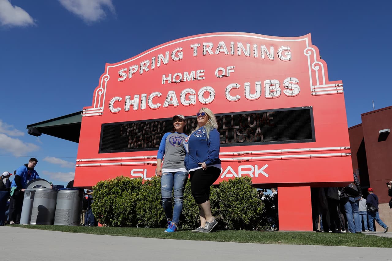 No es Wrigley Field, pero es la casa de los Chicago Cubs en el Spring Training, el Sloan Park de Mesa, Arizona.