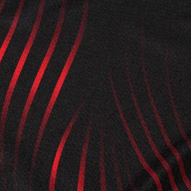 Los Rossoneros ya tienen su tercera piel para la siguiente temporada en la que esperan recuperar su lugar como un gran de Italia. La playera cuenta con un diseño de ondas en diferentes sentidos con el negro y rojo como protagonistas.