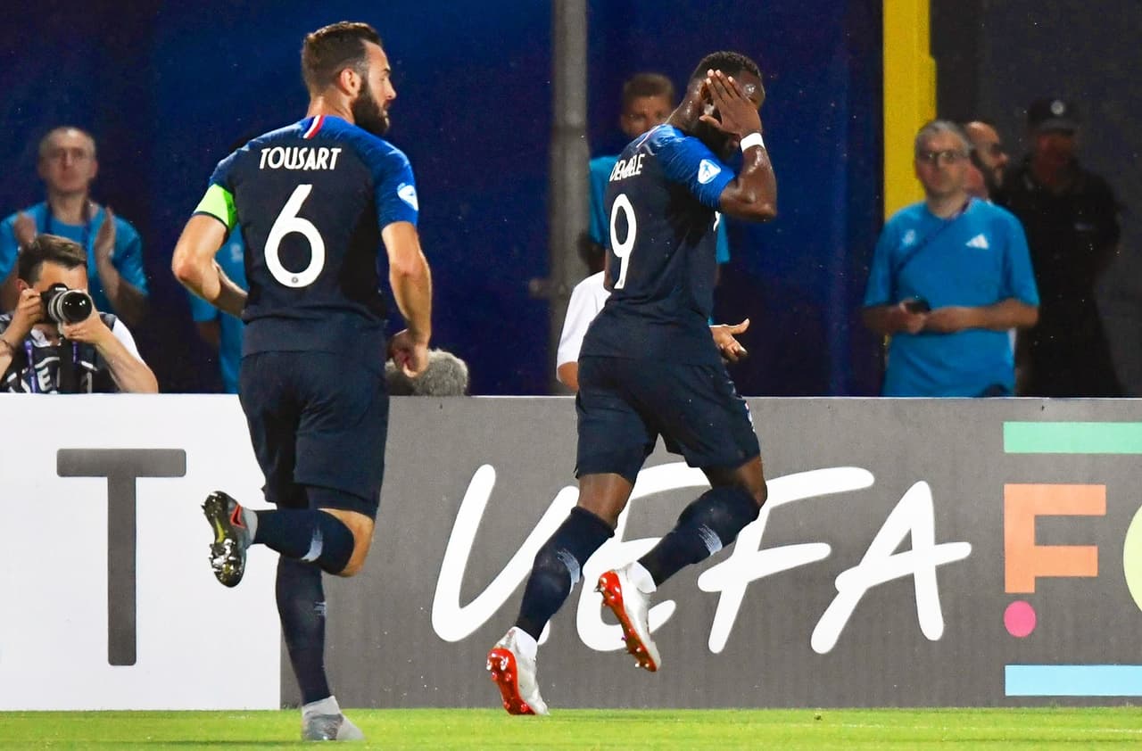 El delantero del Olympique Lyon Moussa Dembele (derecha) fue el autor del gol francés.