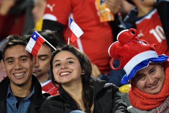 Chile y Perú jugaron un partido lleno de emociones que claisificó a los chilenos a la final, pero en las gradas se jugó otro partido muy intenso, ¿quién crees que lo ganó?