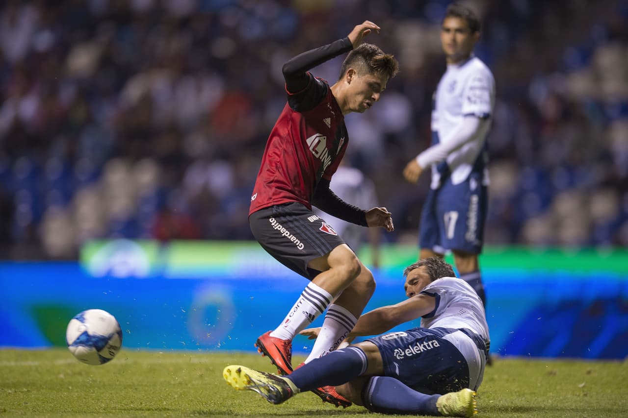 Y al Atlas tropezaba y tropezaba en el intento. Incluso el técnico rojinegro, reflejo de su frustración, desde el primer tiempo echó mano de sus jugadores sustitutos, e hizo una modificación.