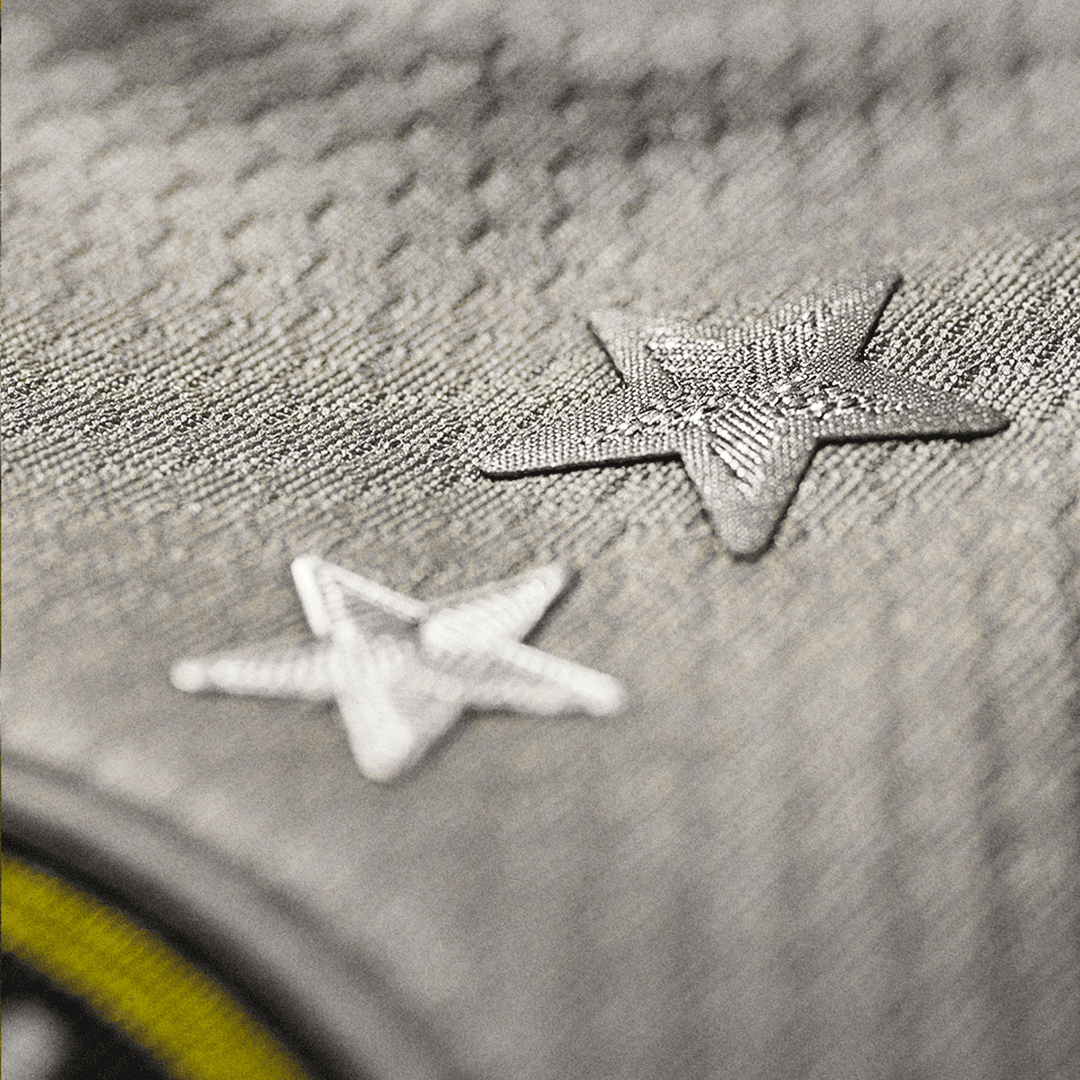 En la manga izquierda de la camiseta se incluyen dos estrellas plateadas por los dos títulos de la MLS Cup ganados por la franquicia de Columbus Crew.
<br>