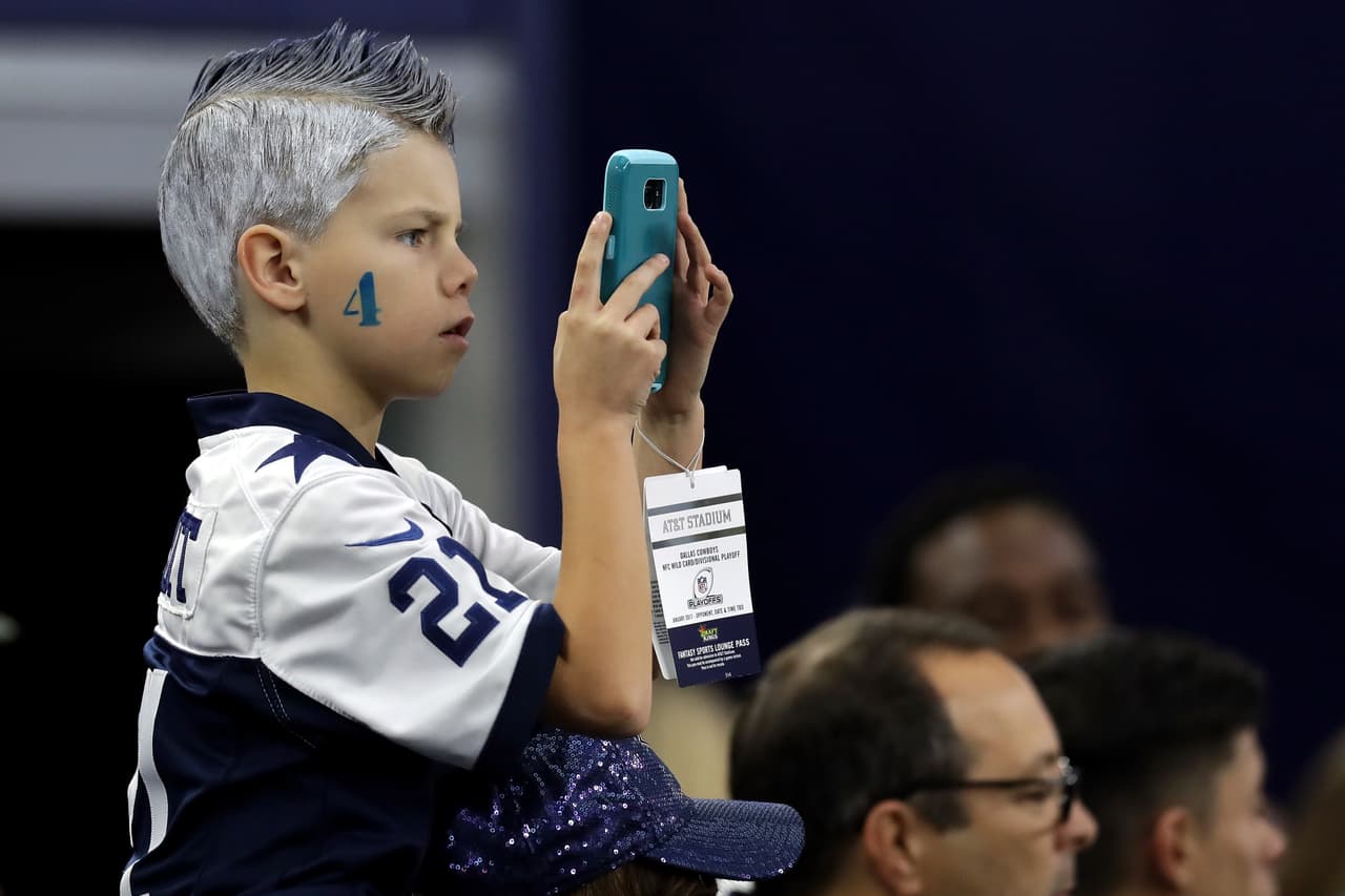 La belleza y energía de las porristas, junto con las ocurrencias y colorido de los fanáticos le dan un ingrediente adicional a la fiesta del fútbol americano de la NFL, en medio de la definición de los equipos que estarán en el Super Bowl.