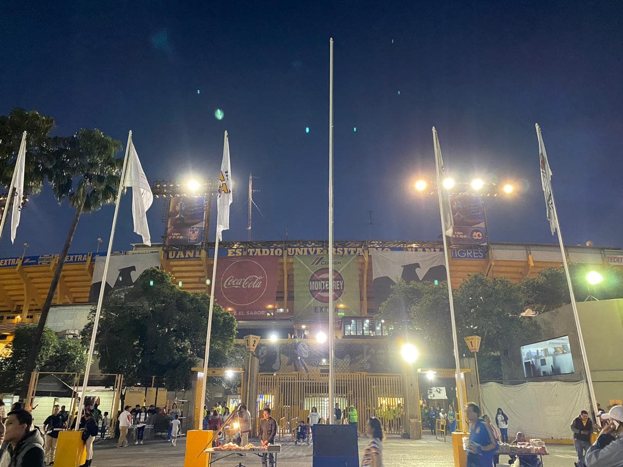 Asi llegan los aficionados al Estadio Universitario para el duelo de felinos en esta Jornada 8 de la Liga MX.