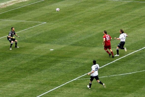 En otro de los encuentros, Francesco Totti abrió el marcador con un golazo para la victoria de la Roma.