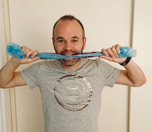 Iniesta aceptó y envió el reto a sus colegas Ivan Rakitic y a Jordi Alba, que aún no han respondido.