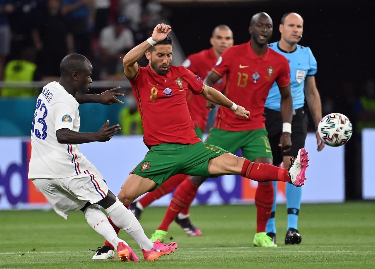 Francia y Portugal se llevan empate 2-2 y ambos consiguen su pase a Octavos en la Euro 2020. Cristiano Ronaldo anotó doblete (31' y 60'), ambos penaltis a favor de los portugueses, mientras que para Francia descontó Karim Benzema al 45+2' y al minuto 47 del encuentro. El 'Bicho' logra 109 anotaciones con selección, único en el mundo.