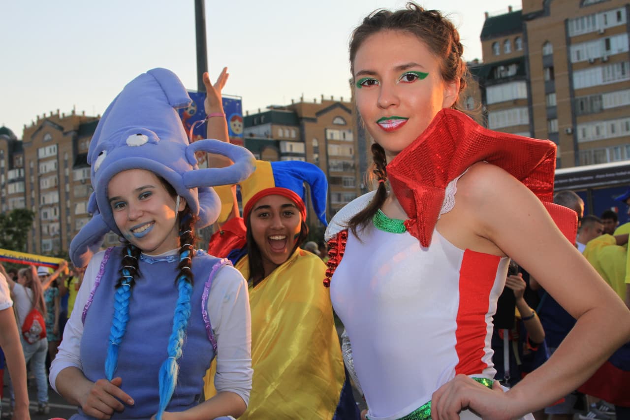 Fanáticas colombianas celebrando en las calles de Kazán.