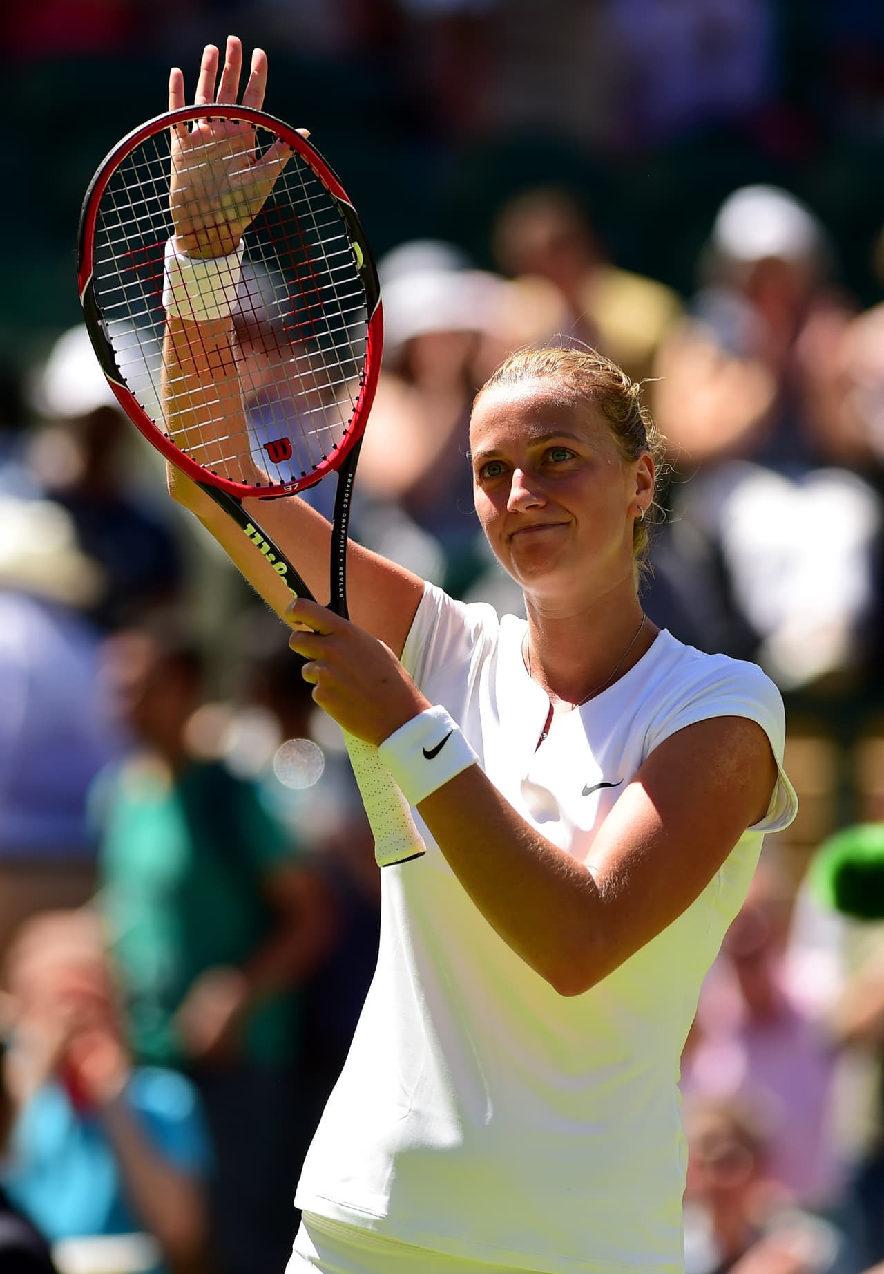 Kvitova ganó 28 de los 29 puntos con su saque y vapuleó 6-1, 6-0 a la holandesa Kiki Bertens en un debut que apenas le costó 35 minutos de esfuerzo. "Fue una bonita sensación", dijo la segunda preclasificada sobre la tradición de disputar el primer partido de la jornada en la Cancha Central. "Son tantos los lindos recuerdos. Estaba medio nerviosa antes del partido, había un gran ambiente".