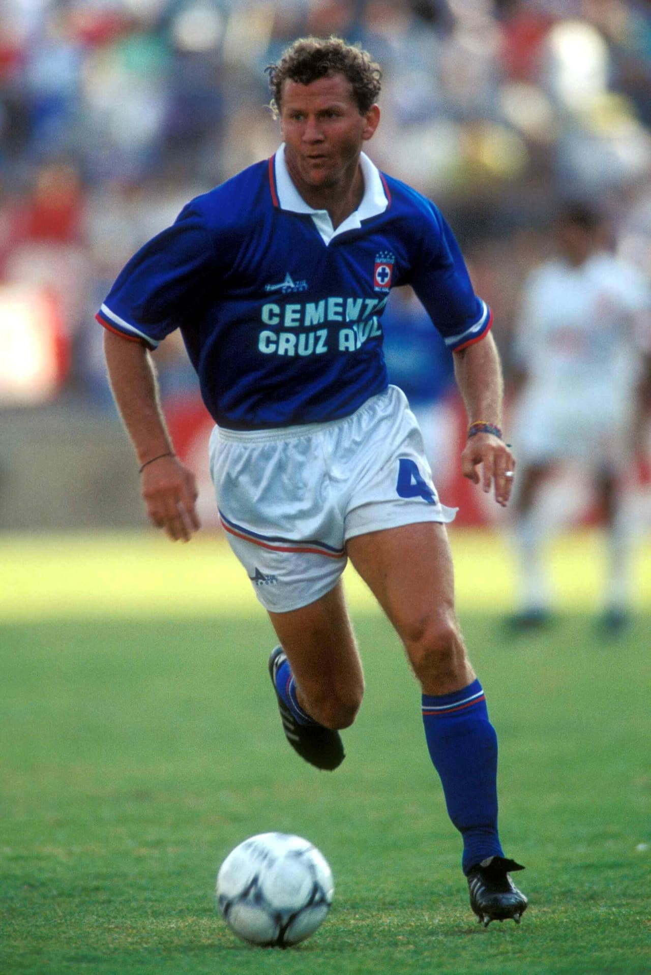 Christopher Clemence 'Cle' Kooiman arribó al balompié azteca en 1990 con las Cobras de Ciudad Juárez. Después pasó al Cruz Azul y en 'La Máquina' recibió su llamado para jugar el Mundial de Estados Unidos 1994 como defensa central titular.