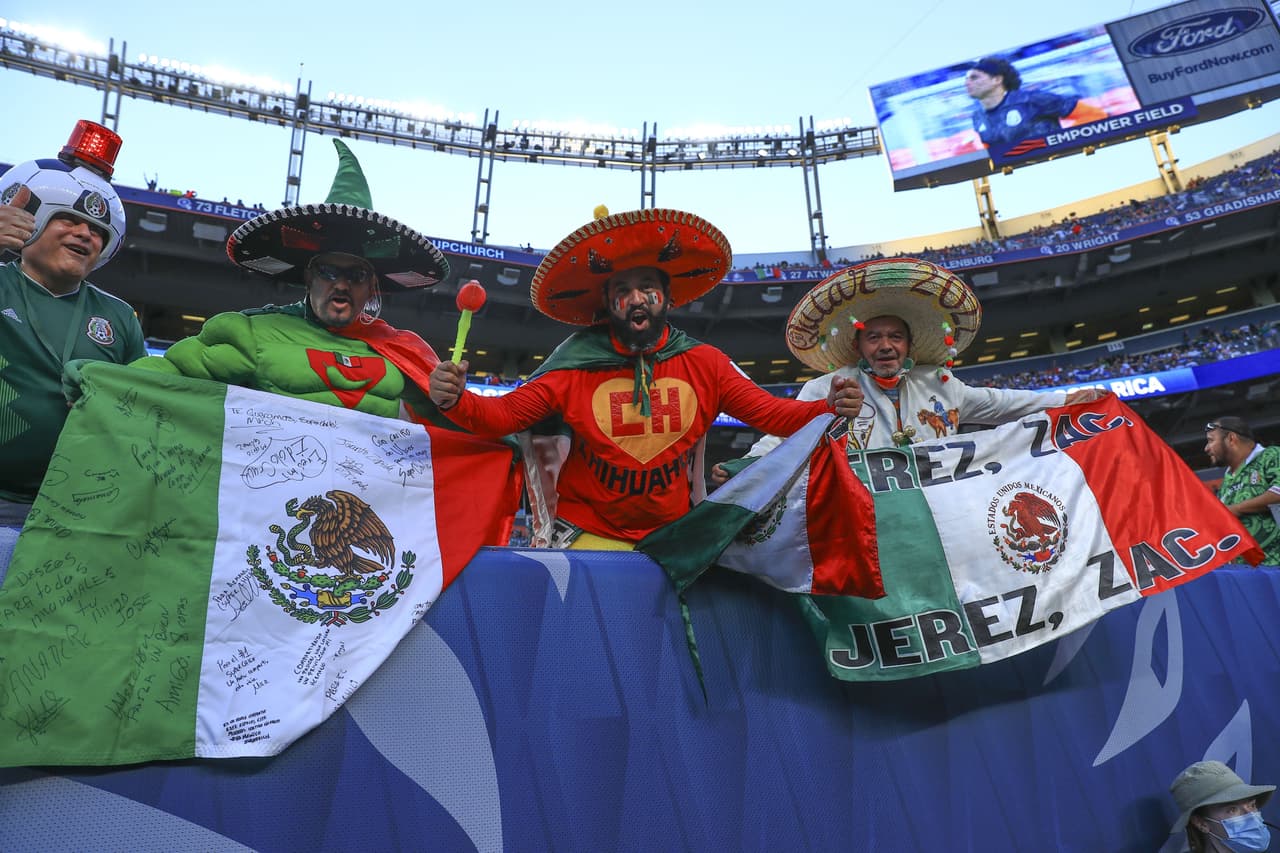 Mexicanos y costarricenses apoyan a sus selecciones en el duelo de semifinales entre el Tri y los Ticos.