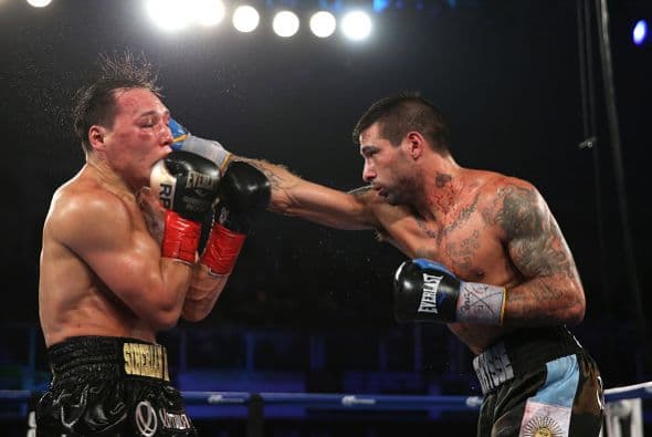 En el segundo round, un martillazo de derecha abrió la ceja izquierda de Provodnikov.