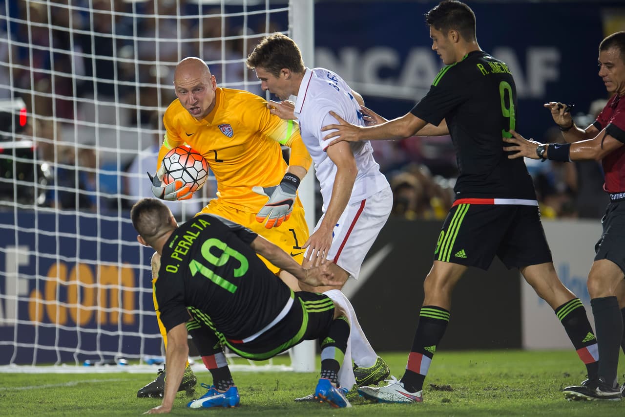 Brad Guzan estuvo bien incluso paro un par de acciones muy peligrosas en el encuentro pero por poco desencadena una trifulca que pudo costarle una cartulina. Calificación 9