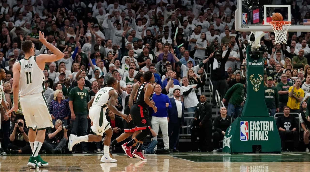 Brook López encestó cuatro de 11 intentos de triples y recuperó 11 rebotes, mientras que consiguió 13 de sus 29 unidades en el último periodo, convirtiéndose en pieza crucial en este Juego 1.