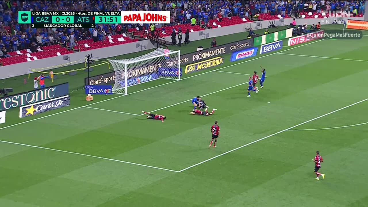 ¡GOL!  anota para Cruz Azul. José Paradela