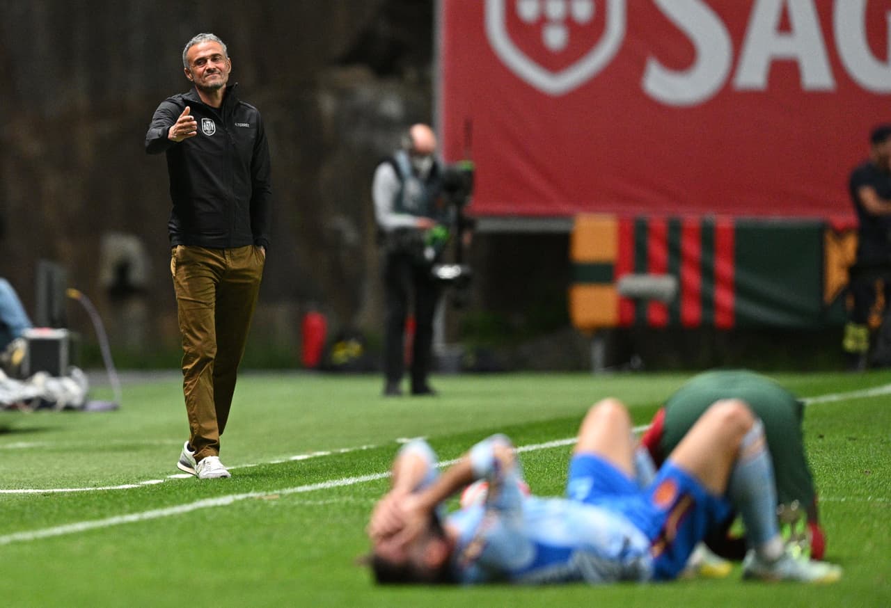 Luis Enrique se quejaba por el juego brusco del rival, que se llevó tres amarillas, pero pudieron ser más.