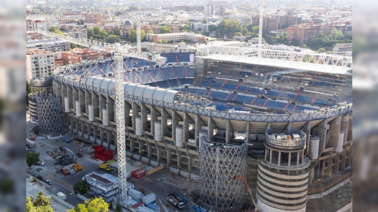 La obras en el Santiago Bernabéu continúan sin descanso durante la cuarentena. Destaca el desmontaje de la cubierta del estadio. En el fondo norte se ha desmontado toda la estructura metálica y se está desmontando sector a sector la cubierta rígida de la que ya prácticamente no queda nada.