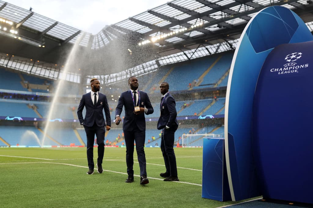 Bertrand Traore y Moussa Dembele conociendo el Etihad Stadium, lugar en el que en un rato habrían de batallar con los locales del Manchester City.