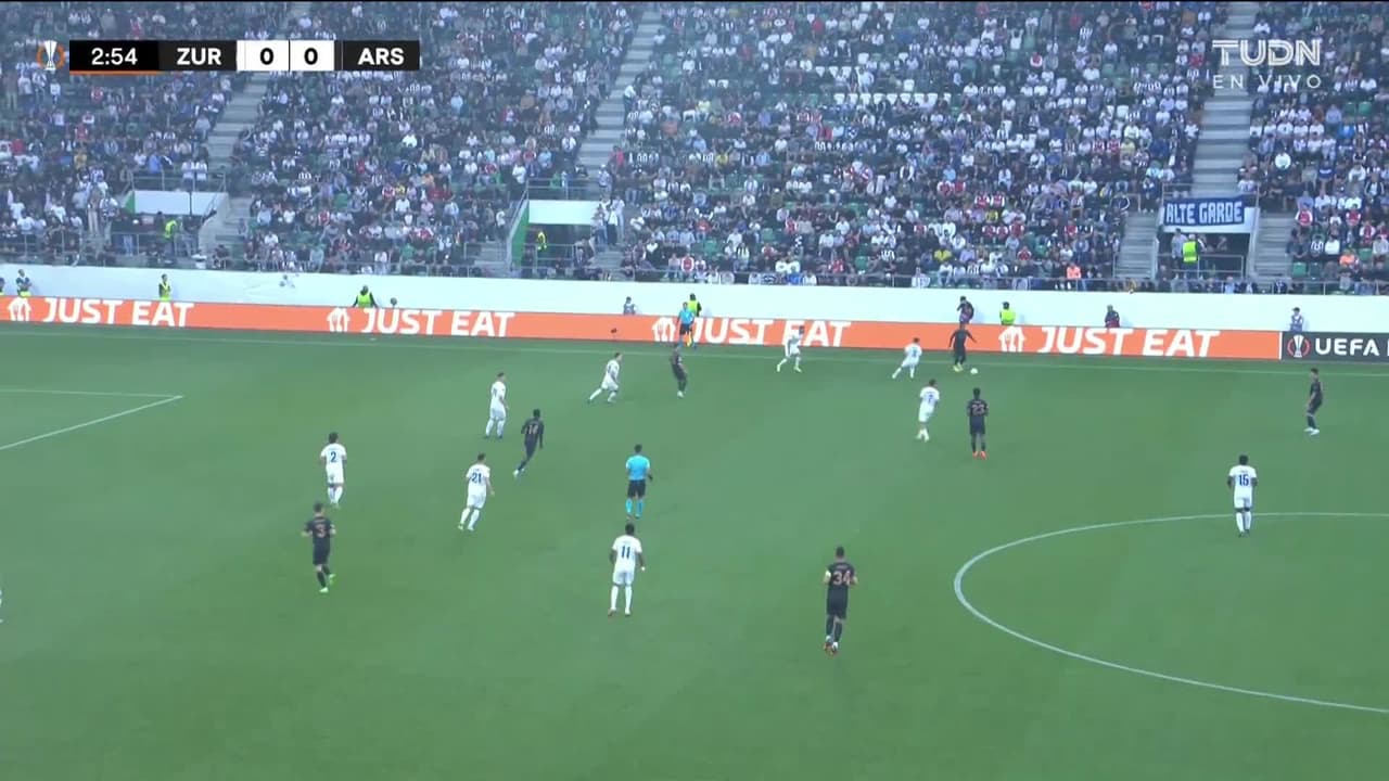 ¡TIRO ATAJADO! disparo por Kieran Tierney.