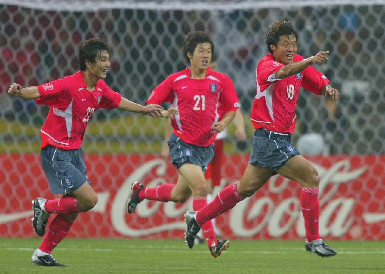 En la fase de grupos todo comenzó con triunfo ante Polonia gracias a los goles de Hwang Sun-Hong y Yoo Sang-Chul en el estadio de Busan.