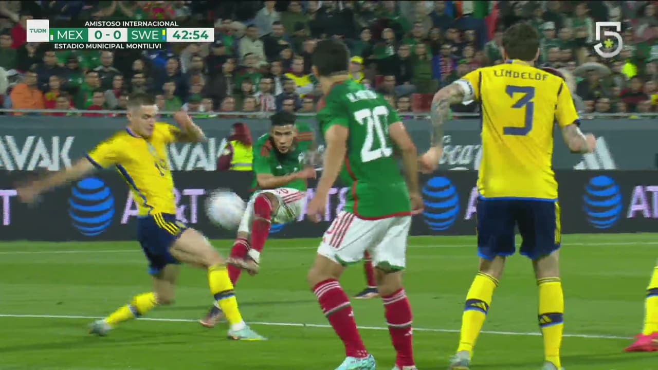 ¡La más peligrosa! Riflazo de Antuna que pega en el travesaño