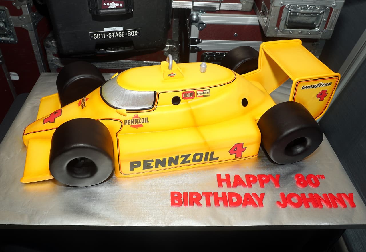 Pastel en homenaje a Johnny Rutherfor, tres veces ganador de la Indy 500, en su cumpleaños 80.